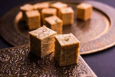 Soan papdi veya oğlu papdi badem ve fıstık veya pista ile yakın çekim