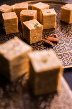 Soan papdi veya oğlu papdi badem ve fıstık veya pista ile yakın çekim