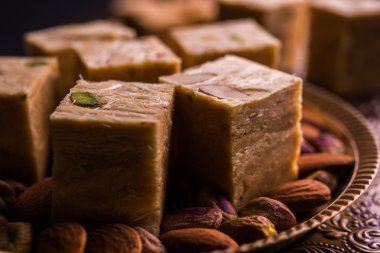 Soan papdi veya oğlu papdi badem ve fıstık veya pista ile yakın çekim