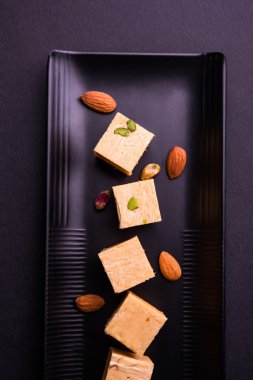 Soan papdi veya oğlu papdi badem ve fıstık veya pista ile yakın çekim