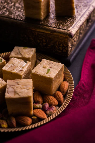 Nahaufnahme von soan papdi oder son papdi mit Mandeln und Pistazien — Stockfoto