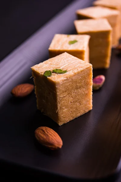 Primer plano de papdi de soan o papdi hijo con almendras y pistacho o pista —  Fotos de Stock