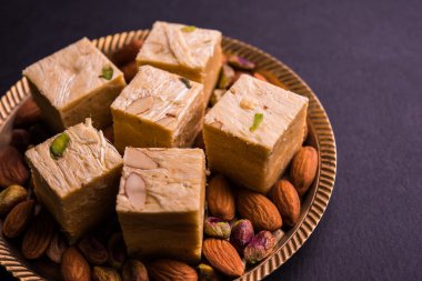 Soan papdi veya oğlu papdi badem ve fıstık veya pista ile yakın çekim