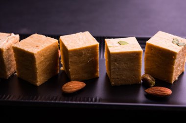 Soan papdi veya oğlu papdi badem ve fıstık veya pista ile yakın çekim