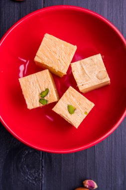 Soan papdi veya oğlu papdi badem ve fıstık veya pista ile yakın çekim