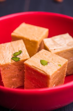 Soan papdi veya oğlu papdi badem ve fıstık veya pista ile yakın çekim