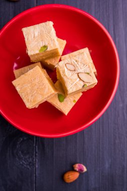 Soan papdi veya oğlu papdi badem ve fıstık veya pista ile yakın çekim