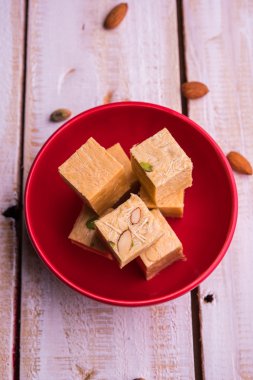 Soan papdi veya oğlu papdi badem ve fıstık veya pista ile yakın çekim