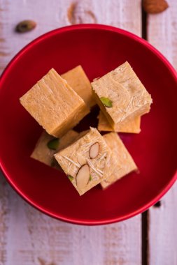 Soan papdi veya oğlu papdi badem ve fıstık veya pista ile yakın çekim