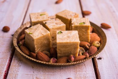 Soan papdi veya oğlu papdi badem ve fıstık veya pista ile yakın çekim