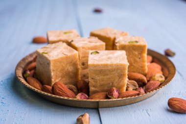 Soan papdi veya oğlu papdi badem ve fıstık veya pista ile yakın çekim