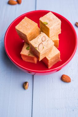 Soan papdi veya oğlu papdi badem ve fıstık veya pista ile yakın çekim