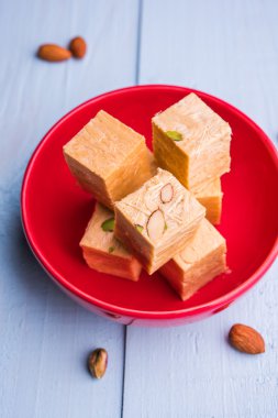 Soan papdi veya oğlu papdi badem ve fıstık veya pista ile yakın çekim