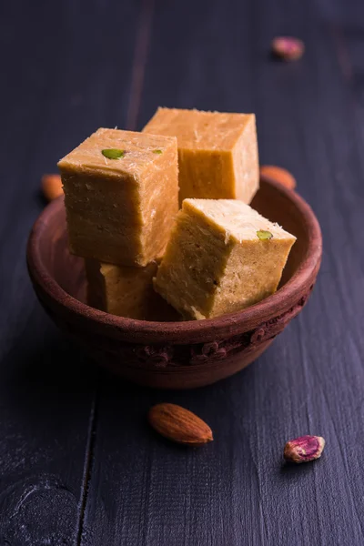 Close-up of soan papdi or son papdi with almonds and pistachio or pista — Stock Photo, Image