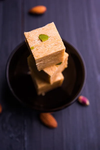 Primer plano de papdi de soan o papdi hijo con almendras y pistacho o pista —  Fotos de Stock