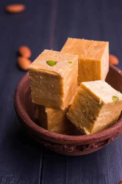 Primer plano de papdi de soan o papdi hijo con almendras y pistacho o pista —  Fotos de Stock