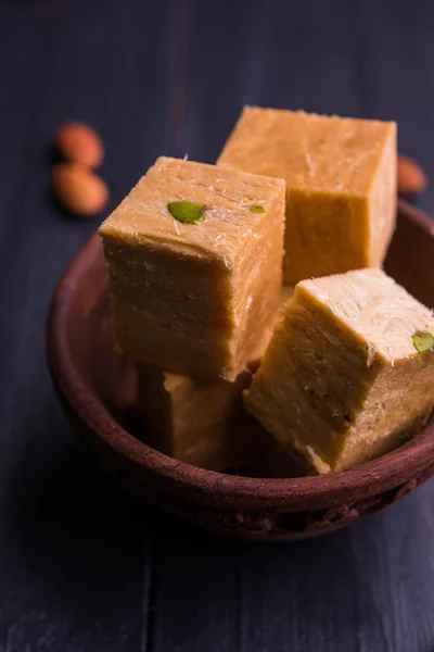 Primer plano de papdi de soan o papdi hijo con almendras y pistacho o pista —  Fotos de Stock