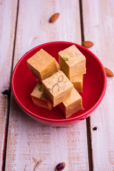 Primer plano de papdi de soan o papdi hijo con almendras y pistacho o pista —  Fotos de Stock