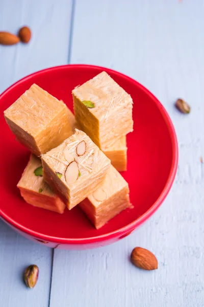 Close-up of soan papdi or son papdi with almonds and pistachio or pista — Stock Photo, Image