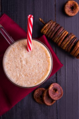 anjeer süt sallamak ya da muzlu süt incir, incir, seçici odak sağlık içecek ile kurutulmuş