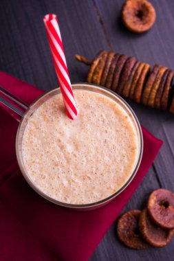 anjeer süt sallamak ya da muzlu süt incir, incir, seçici odak sağlık içecek ile kurutulmuş