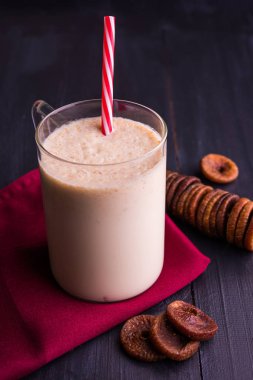 anjeer süt sallamak ya da muzlu süt incir, incir, seçici odak sağlık içecek ile kurutulmuş