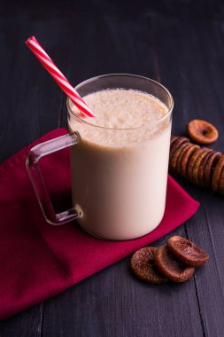 anjeer süt sallamak ya da muzlu süt incir, incir, seçici odak sağlık içecek ile kurutulmuş