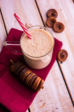 anjeer süt sallamak ya da muzlu süt incir, incir, seçici odak sağlık içecek ile kurutulmuş