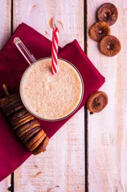 anjeer süt sallamak ya da muzlu süt incir, incir, seçici odak sağlık içecek ile kurutulmuş