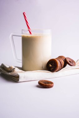 anjeer süt sallamak ya da muzlu süt incir, incir, seçici odak sağlık içecek ile kurutulmuş