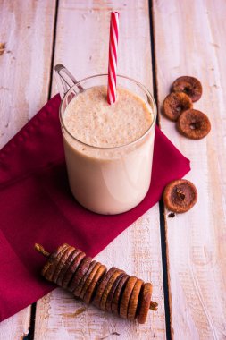 anjeer süt sallamak ya da muzlu süt incir, incir, seçici odak sağlık içecek ile kurutulmuş