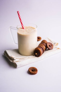 anjeer süt sallamak ya da muzlu süt incir, incir, seçici odak sağlık içecek ile kurutulmuş