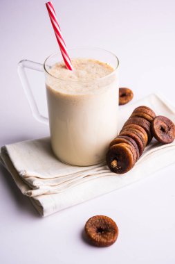 anjeer süt sallamak ya da muzlu süt incir, incir, seçici odak sağlık içecek ile kurutulmuş