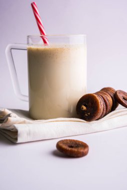 anjeer süt sallamak ya da muzlu süt incir, incir, seçici odak sağlık içecek ile kurutulmuş