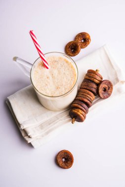 anjeer süt sallamak ya da muzlu süt incir, incir, seçici odak sağlık içecek ile kurutulmuş