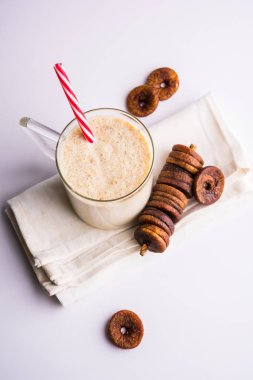 anjeer süt sallamak ya da muzlu süt incir, incir, seçici odak sağlık içecek ile kurutulmuş