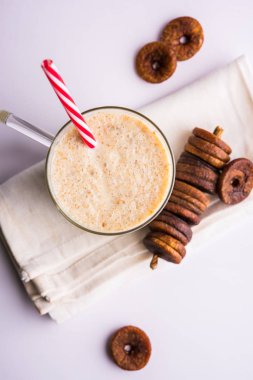 anjeer süt sallamak ya da muzlu süt incir, incir, seçici odak sağlık içecek ile kurutulmuş