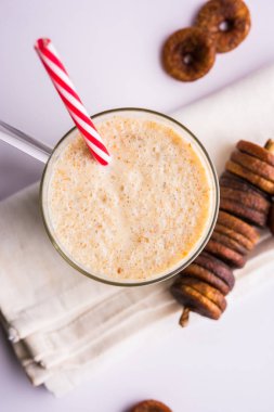 anjeer süt sallamak ya da muzlu süt incir, incir, seçici odak sağlık içecek ile kurutulmuş