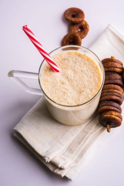 anjeer süt sallamak ya da muzlu süt incir, incir, seçici odak sağlık içecek ile kurutulmuş