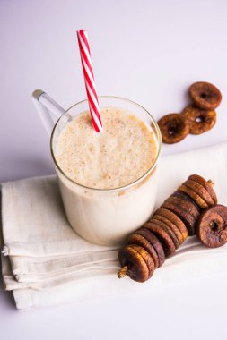 anjeer süt sallamak ya da muzlu süt incir, incir, seçici odak sağlık içecek ile kurutulmuş