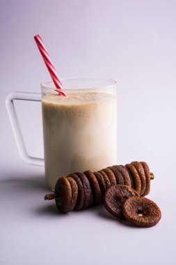 anjeer süt sallamak ya da muzlu süt incir, incir, seçici odak sağlık içecek ile kurutulmuş