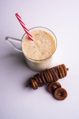 anjeer süt sallamak ya da muzlu süt incir, incir, seçici odak sağlık içecek ile kurutulmuş