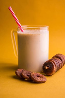 anjeer süt sallamak ya da muzlu süt incir, incir, seçici odak sağlık içecek ile kurutulmuş