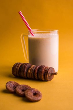 anjeer süt sallamak ya da muzlu süt incir, incir, seçici odak sağlık içecek ile kurutulmuş