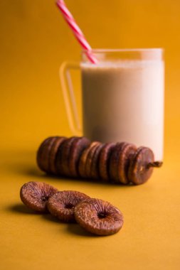 anjeer süt sallamak ya da muzlu süt incir, incir, seçici odak sağlık içecek ile kurutulmuş