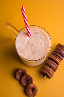 anjeer süt sallamak ya da muzlu süt incir, incir, seçici odak sağlık içecek ile kurutulmuş