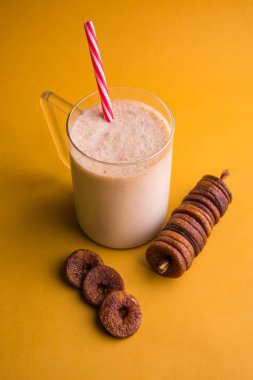 anjeer süt sallamak ya da muzlu süt incir, incir, seçici odak sağlık içecek ile kurutulmuş