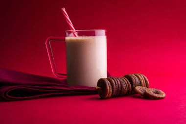 anjeer süt sallamak ya da muzlu süt incir, incir, seçici odak sağlık içecek ile kurutulmuş