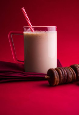 anjeer süt sallamak ya da muzlu süt incir, incir, seçici odak sağlık içecek ile kurutulmuş