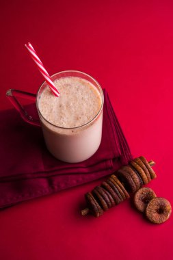 anjeer süt sallamak ya da muzlu süt incir, incir, seçici odak sağlık içecek ile kurutulmuş